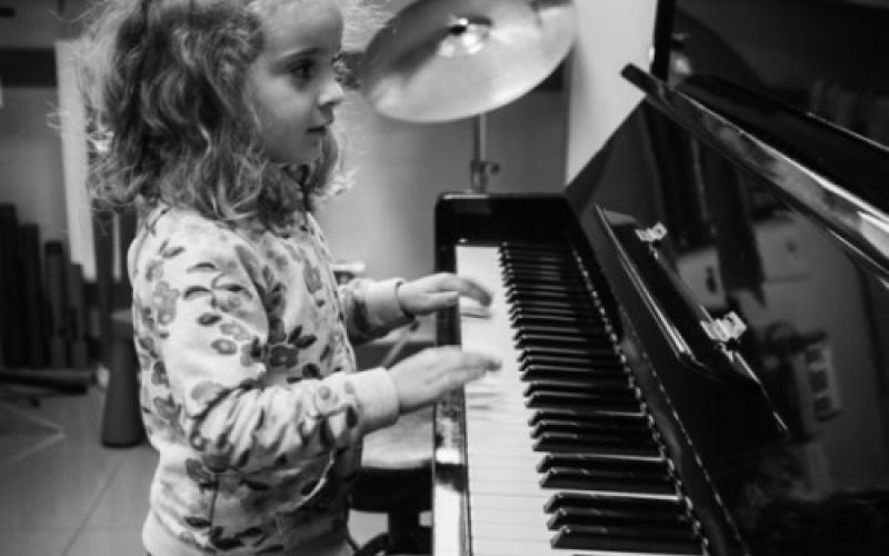 Niña tocando el piano