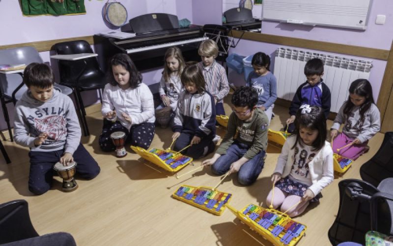 Grupo de niños tocando xilófonos e instrumentos de percusión