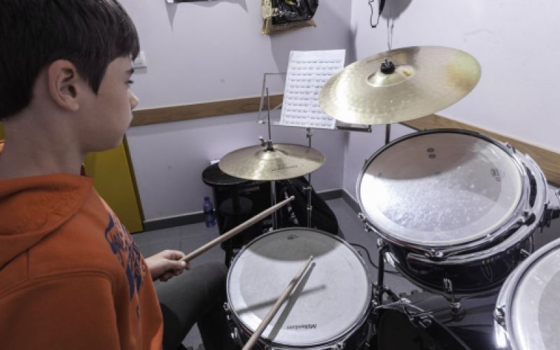 Niño tocando la batería