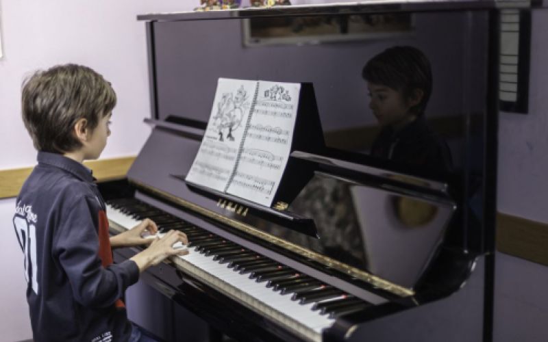Niño tocando el piano